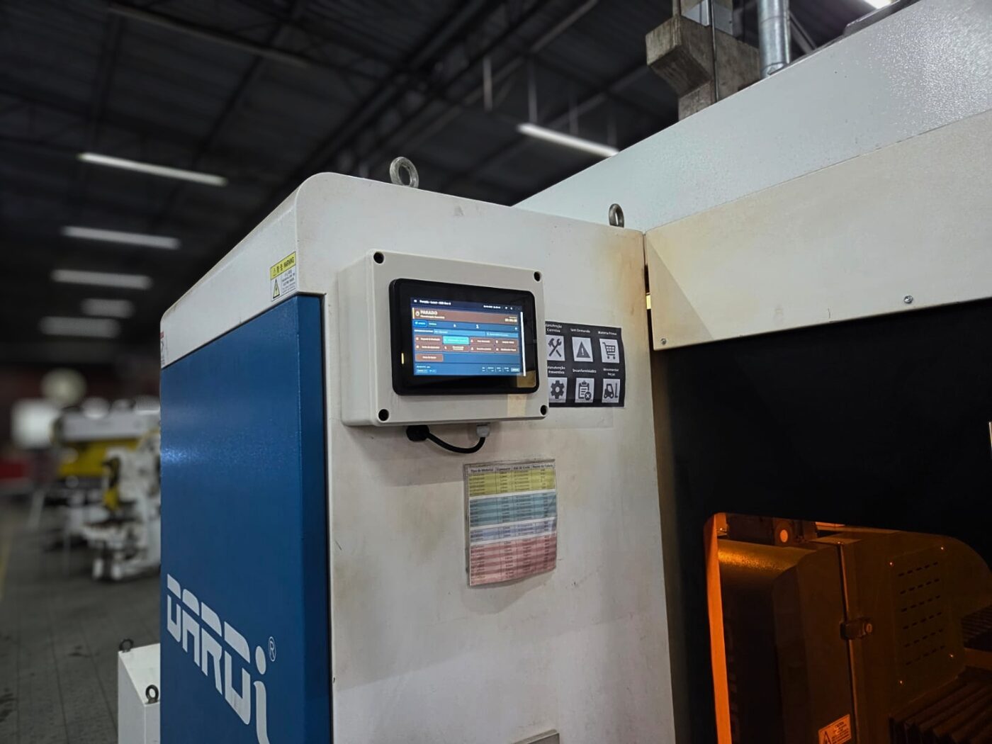 OEE Box instalado ao lado do painel de uma máquina na fábrica