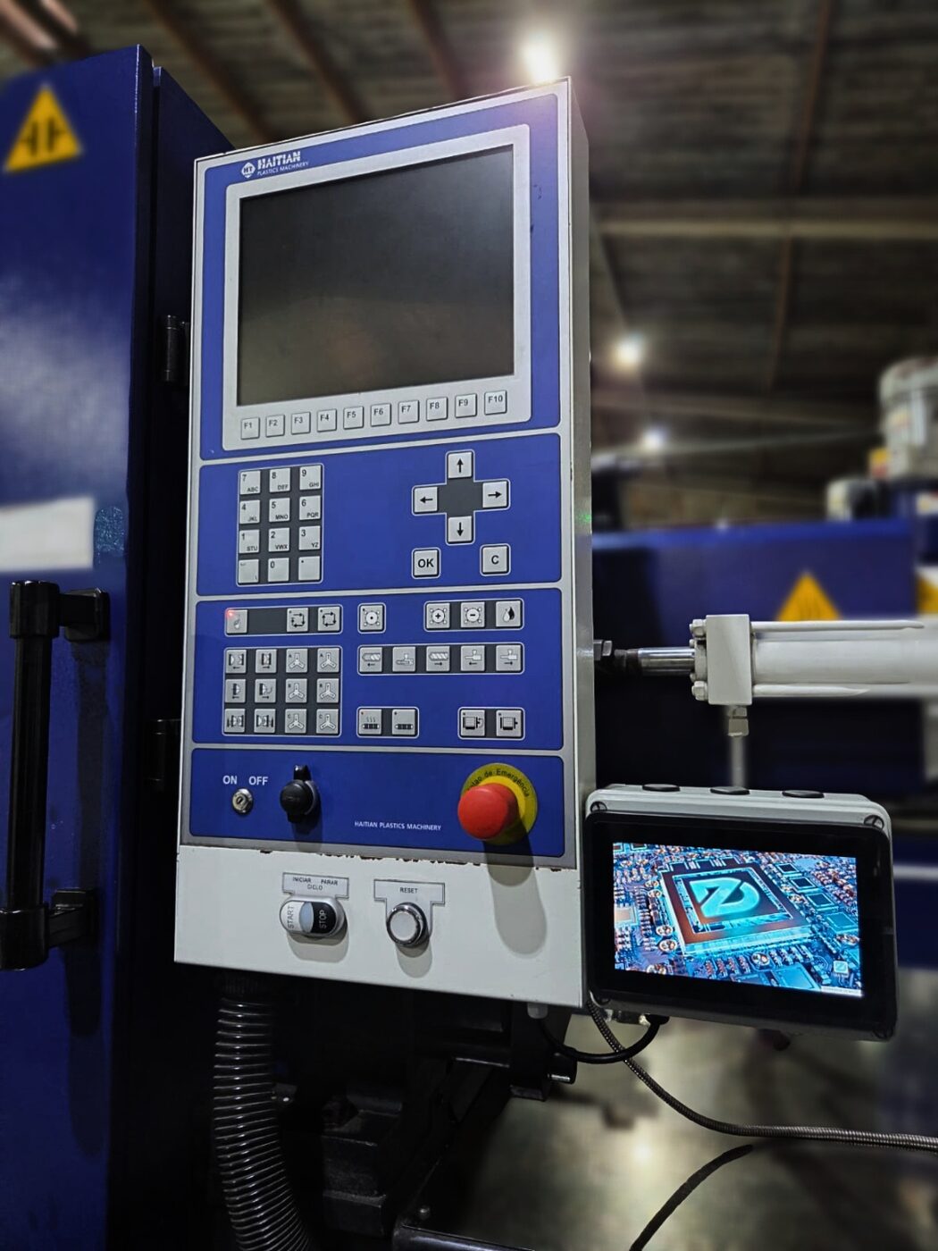 OEE Box instalado ao lado do painel de uma máquina na fábrica