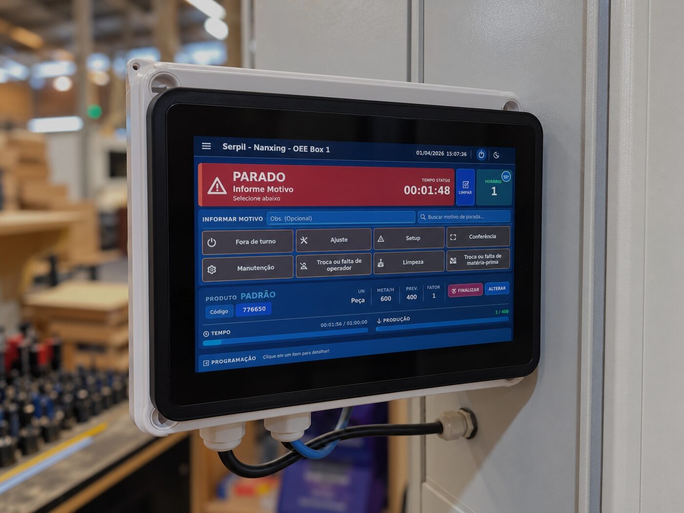 OEE Box instalado ao lado do painel de uma máquina na fábrica